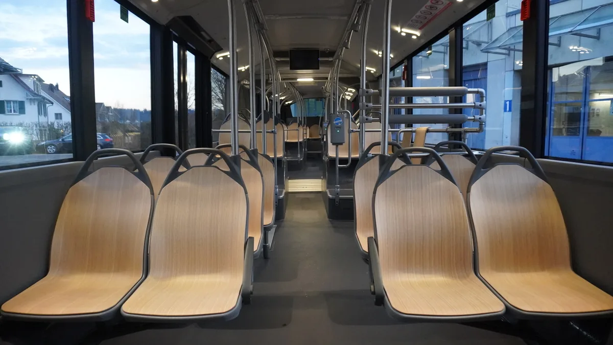 Holzsitze in einem Bus.